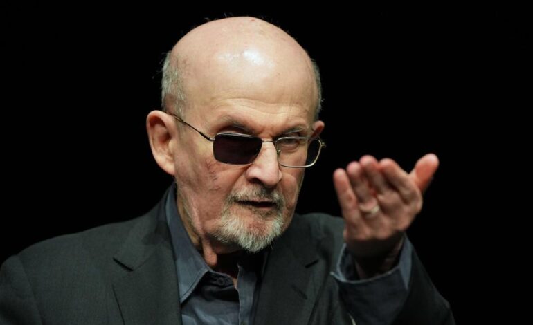 El atacante que asestó una docena de puñaladas al escritor Salman Rushdie, condenado a 25 años de cárcel