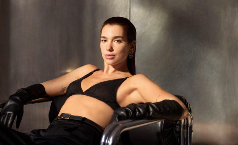 Descubrimos los detalles del elegante vestido que lució Dua Lipa para la 50ª edición de la gala de los Premios Chaplin