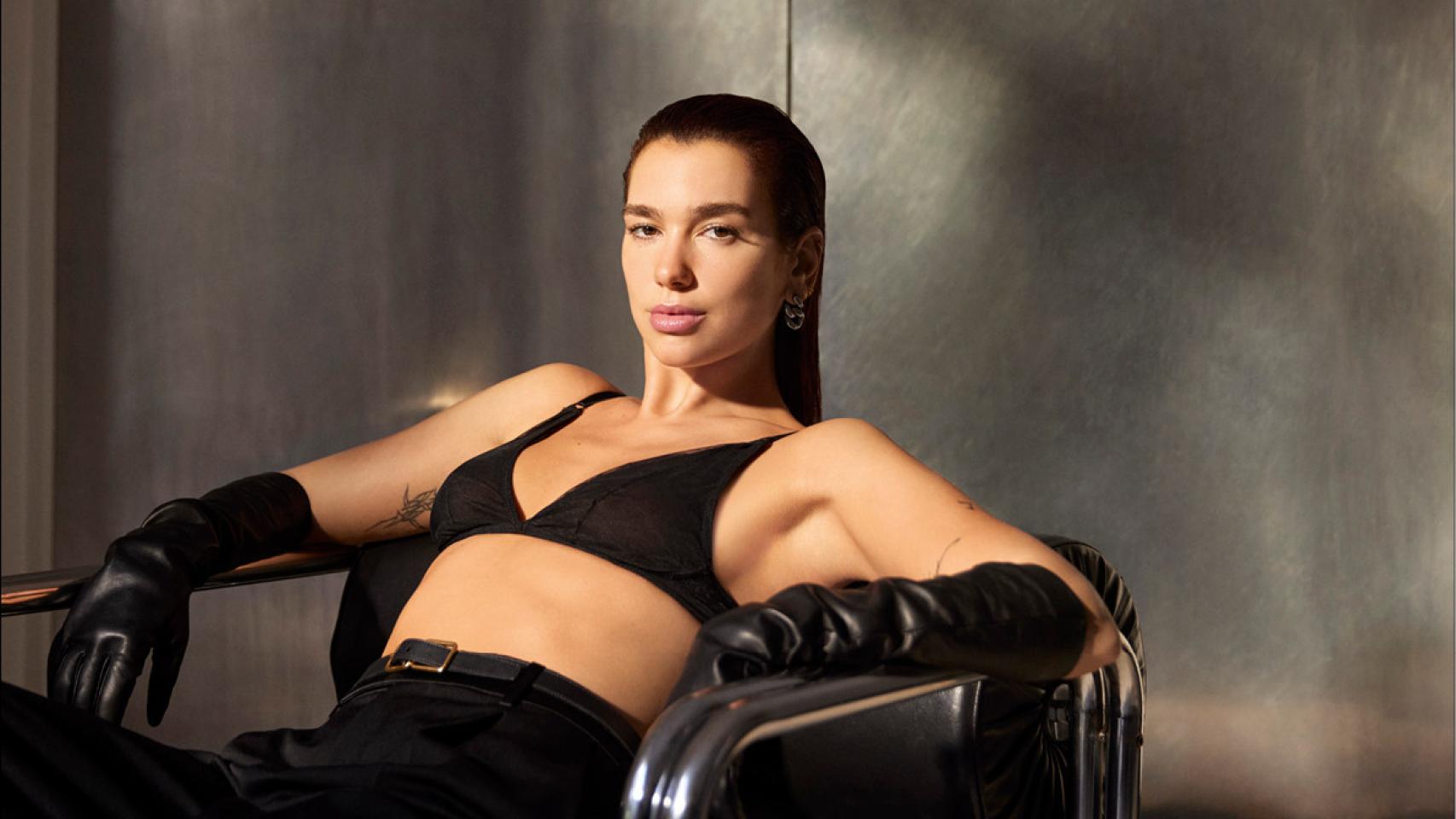 Descubrimos los detalles del elegante vestido que lució Dua Lipa para la 50ª edición de la gala de los Premios Chaplin