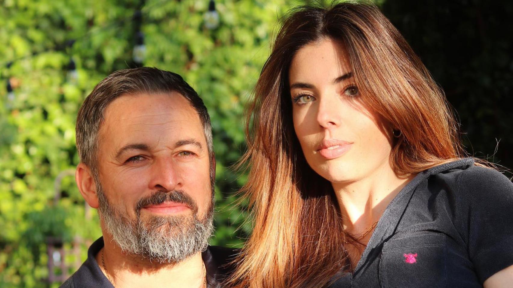 Imágenes del día: la cariñosa fotografía de Santiago Abascal y Lidia Bedman en el 96 cumpleaños de la abuela del político