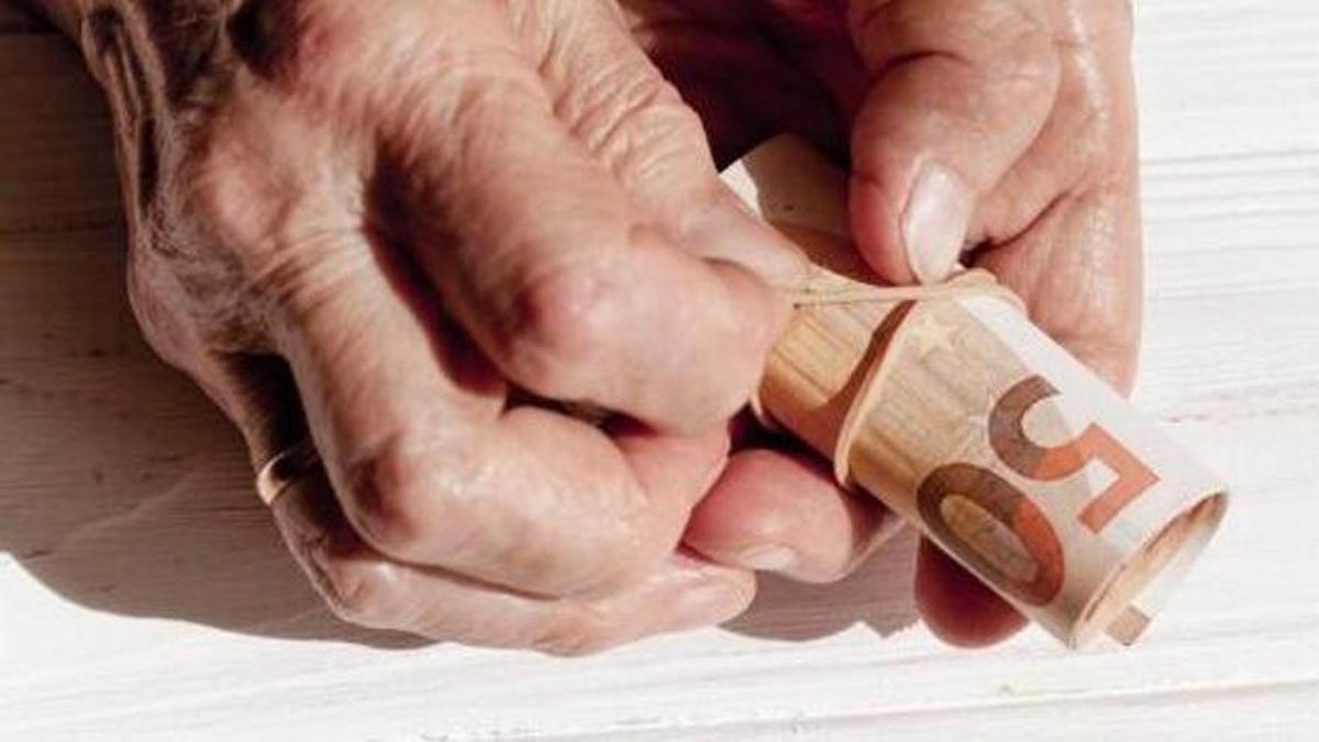 TRANSFERENCIAS PADRES HIJOS | Adiós a las transferencias entre padres a hijos: lo que ocurre si Hacienda descubre que tienes de repente un dinero inesperado