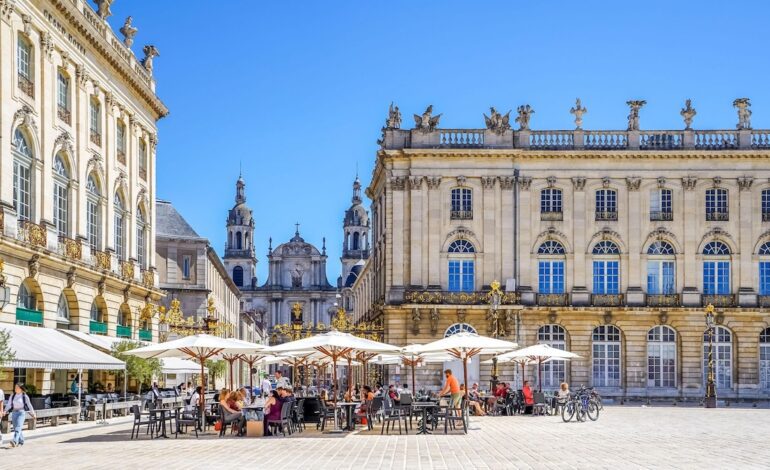 La ciudad francesa que tiene una de las plazas reales más bellas de toda Europa, Patrimonio de la Humanidad