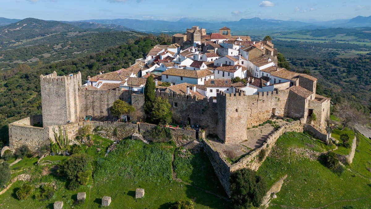 8 pueblos amurallados que te harán viajar al pasado (y no son los de siempre)
