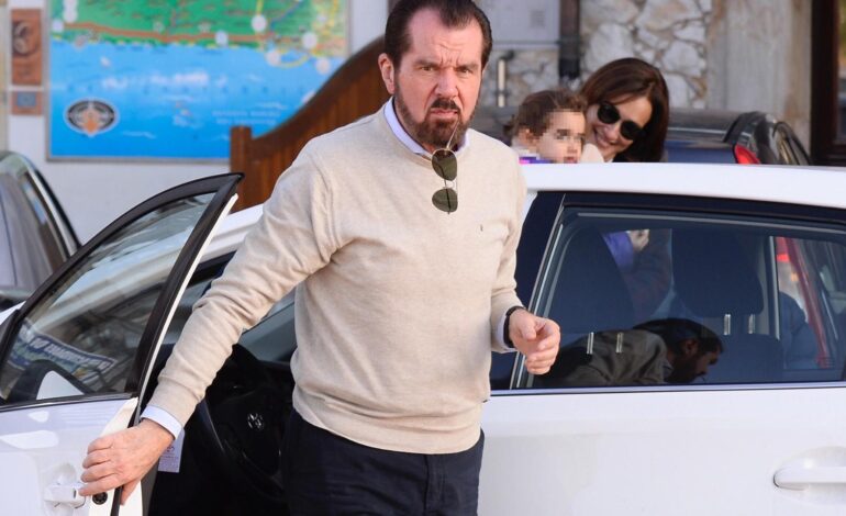 Imágenes del día: la discreta reaparición de Jesús Ortiz, padre de la reina Letizia, en un acto cultural en Madrid