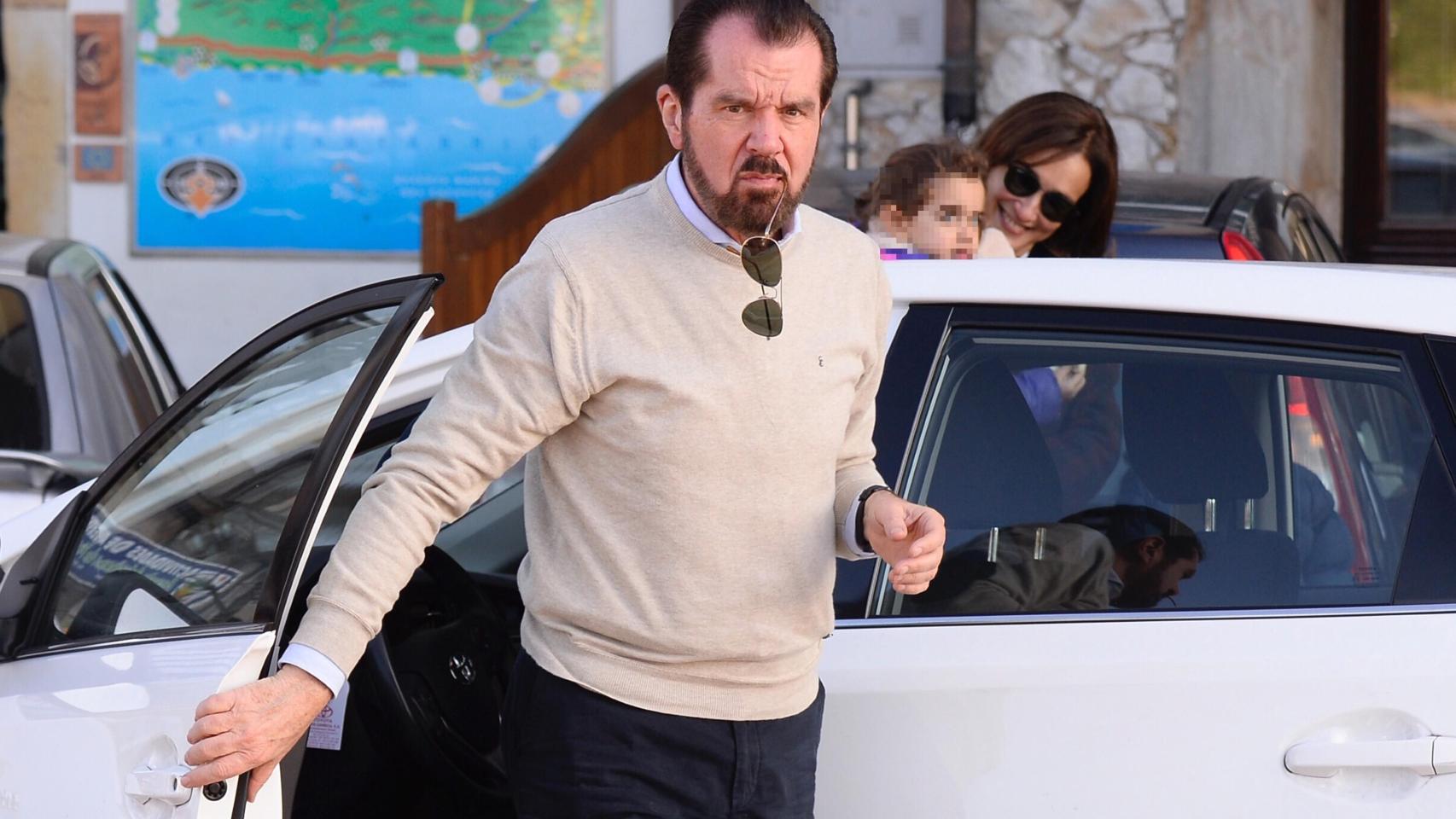 Imágenes del día: la discreta reaparición de Jesús Ortiz, padre de la reina Letizia, en un acto cultural en Madrid