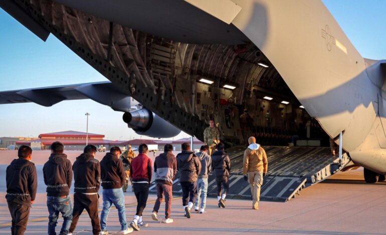 Más de 60 inmigrantes regresan a sus países en el primer vuelo de autodeportados de Trump