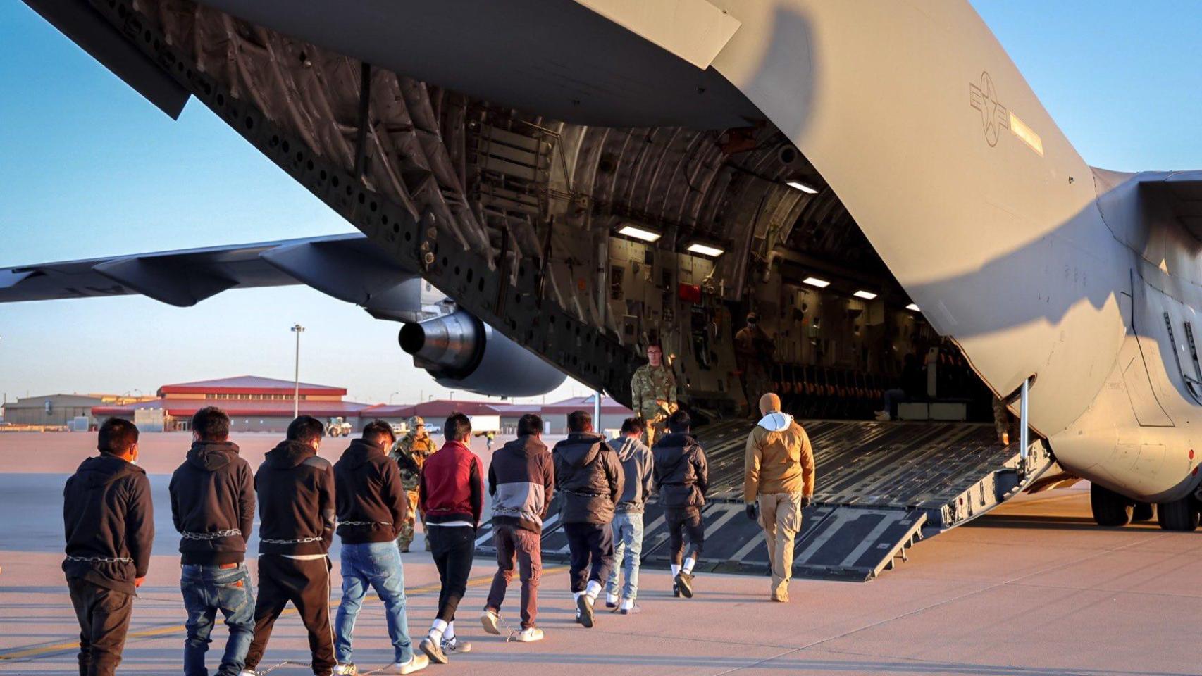 Más de 60 inmigrantes regresan a sus países en el primer vuelo de autodeportados de Trump
