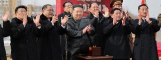 El líder norcoreano Kim Jong asiste a la ceremonia inaugural de un hospital.