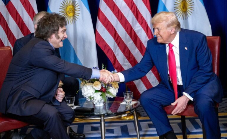 Trump y Milei dicen defender la libertad, pero los periodistas de EEUU y Argentina son ahora (mucho) menos libres que antes