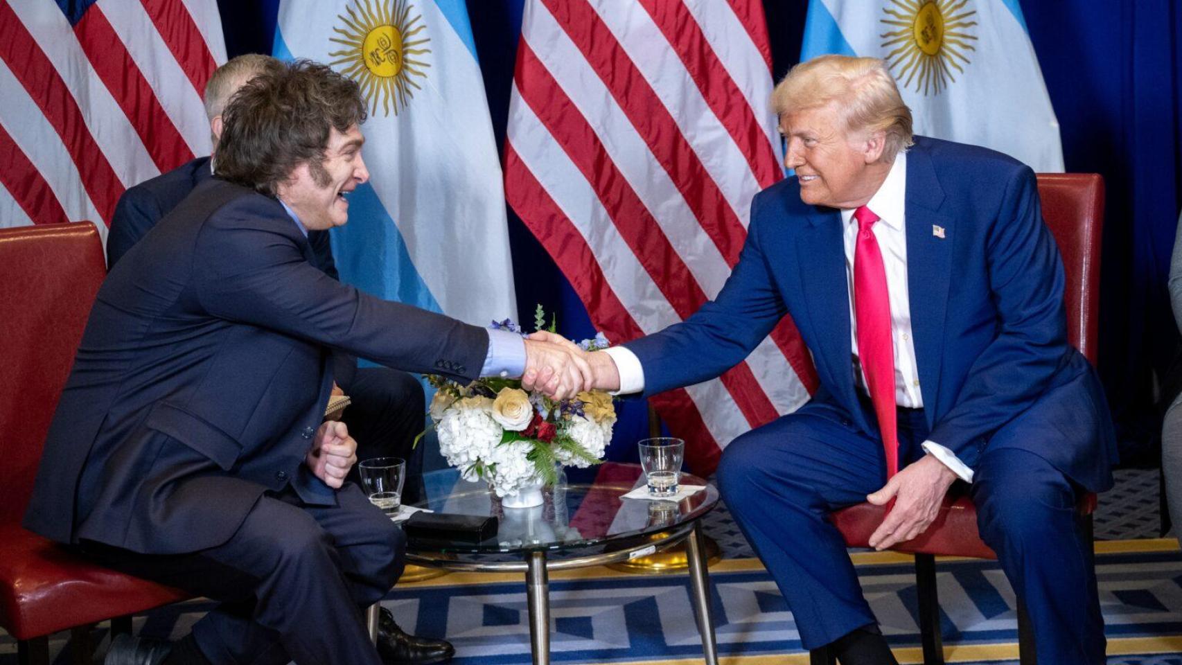 Trump y Milei dicen defender la libertad, pero los periodistas de EEUU y Argentina son ahora (mucho) menos libres que antes