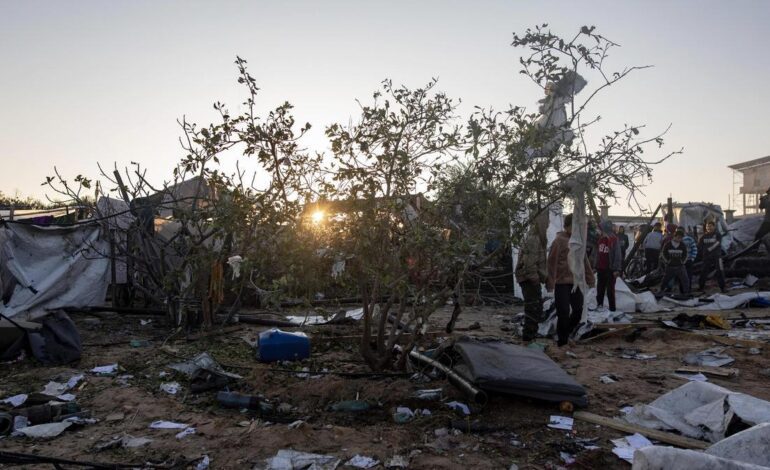 Al menos 34 muertos en un bombardeo israelí contra un campo de desplazados en el sur de Gaza