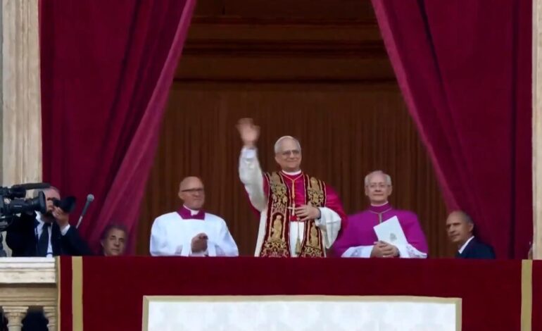 VIDEO NUEVO PAPA | Así ha salido el nuevo papa León XIV tras ser elegido en cónclave