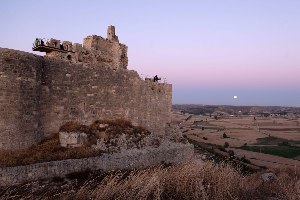 Castrojeriz, una joya del arte hispanoflamenco por descubrir en Burgos | Escapadas por España | El Viajero
