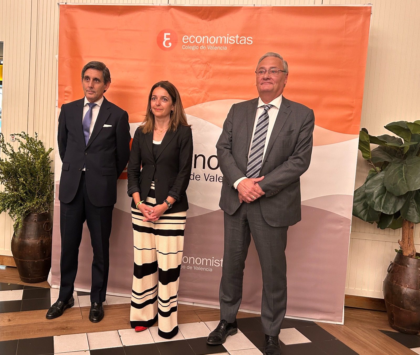 reivindica su despliegue de fibra y calla sobre Sánchez y Murtra