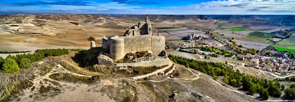 Vista aérea de la ciudad de Burgos de Castrojeriz y su castillo.