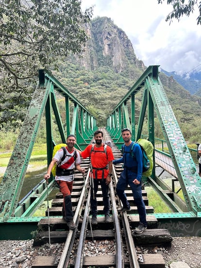 Adrián Rodríguez (izquierda) y sus compañeros de viaje en un puente de la fábrica hidroeléctrica.
