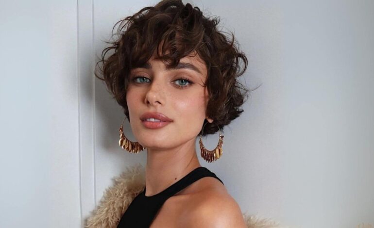El corte ‘shaggy’ es la tendencia preferida para este verano de las chicas con pelo rizado