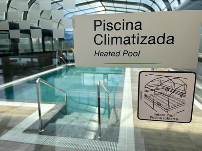 Nota y pictogramas en la piscina de Hoteles de Deluna Granada.