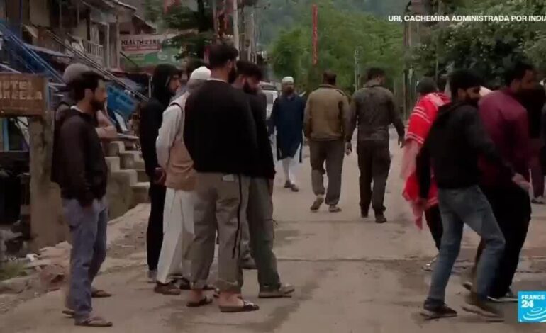 Miles evacúan en ambos lados de la frontera indio-pakistaní de Cachemira
