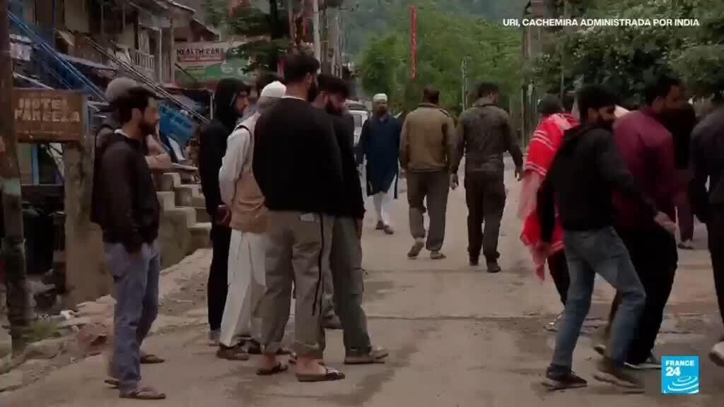 Miles evacúan en ambos lados de la frontera indio-pakistaní de Cachemira