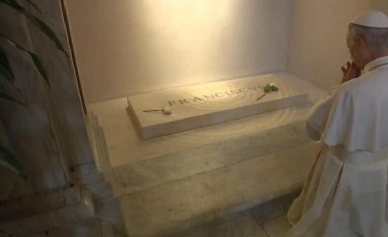 El papa León XIV rindió homenaje en la tumba del papa Francisco en Roma