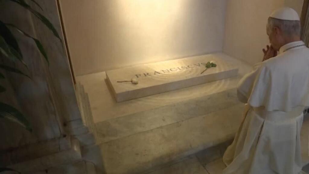 El papa León XIV rindió homenaje en la tumba del papa Francisco en Roma
