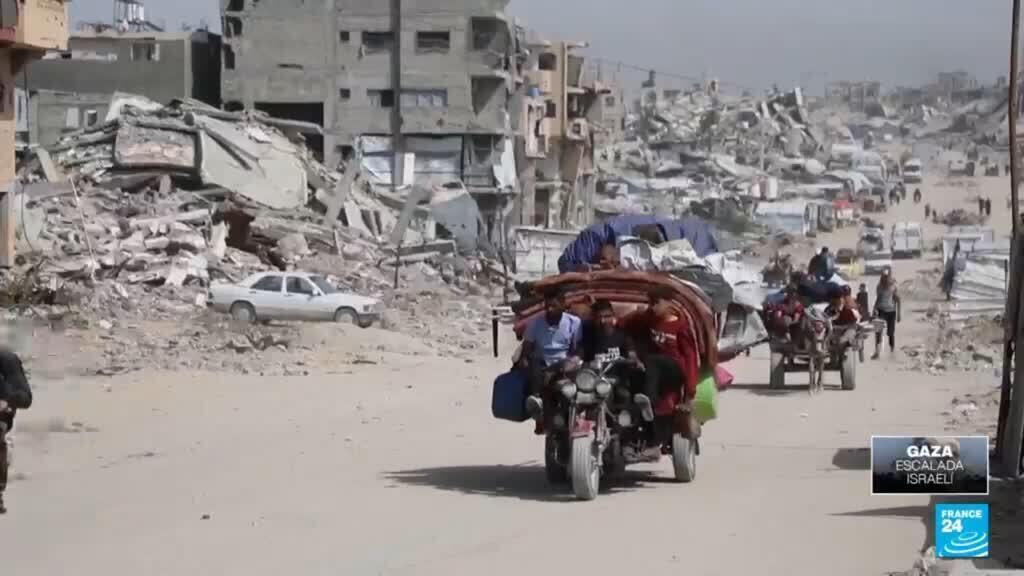 Gazatíes huyen de Khan Younis por orden de Israel mientras sigue la ofensiva