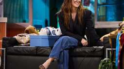 El color de los pies de Blanca Suárez que más estiliza con sandalias y jeans