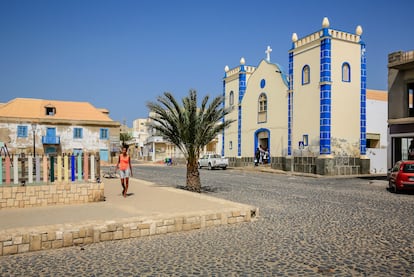 La iglesia de Santa Isabel en la plaza principal de Sal-Rei, capital de la isla de Boa Vista (Cabo Verde).