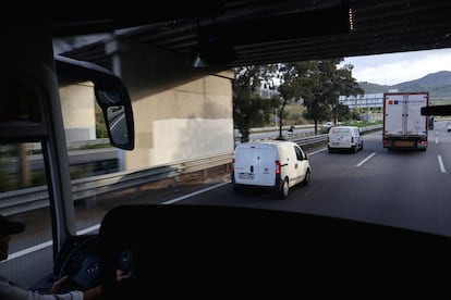 El autobús de Barcelona a Praga en su paso por la provincia de Girona, el 5 de mayo de 2025.