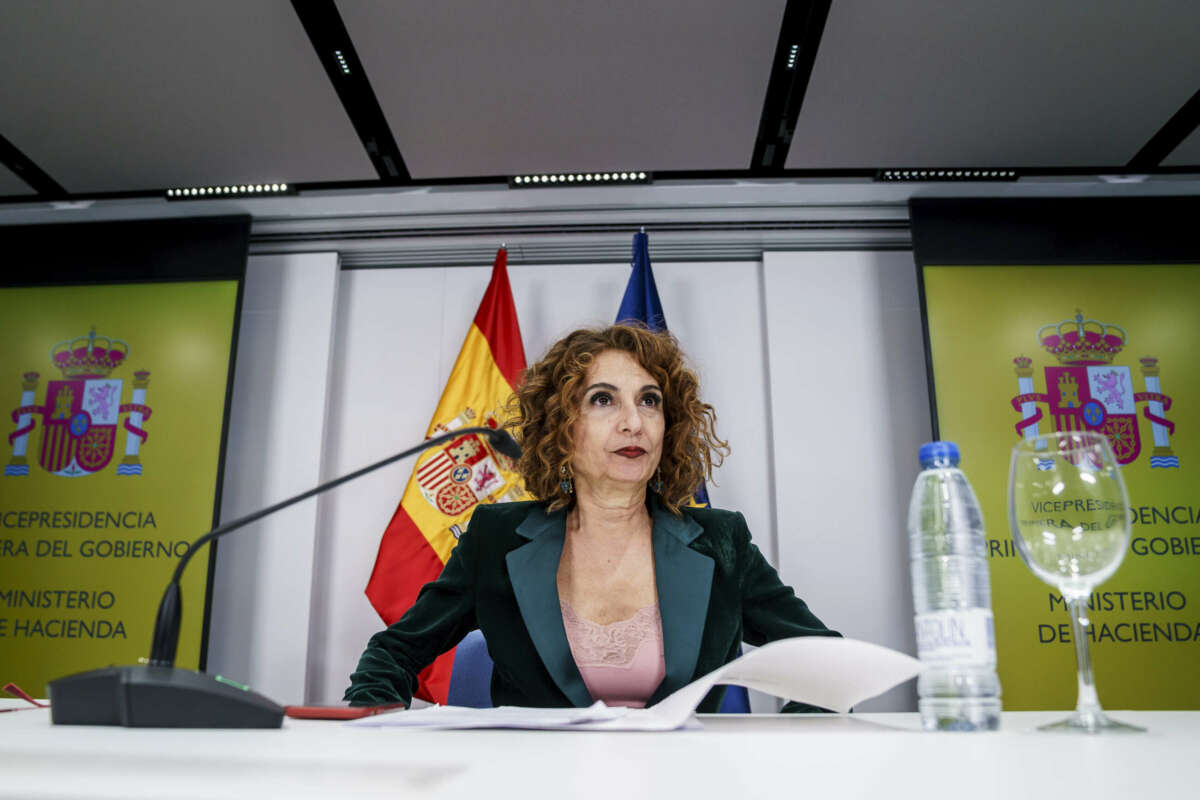 Montero impedirá a las comunidades que gasten los ahorros de la condonación de la deuda