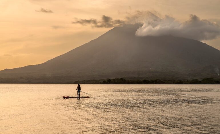 Así es Ometepe, la isla de los volcanes gemelos que emergen de un lago en Nicaragua | El Viajero