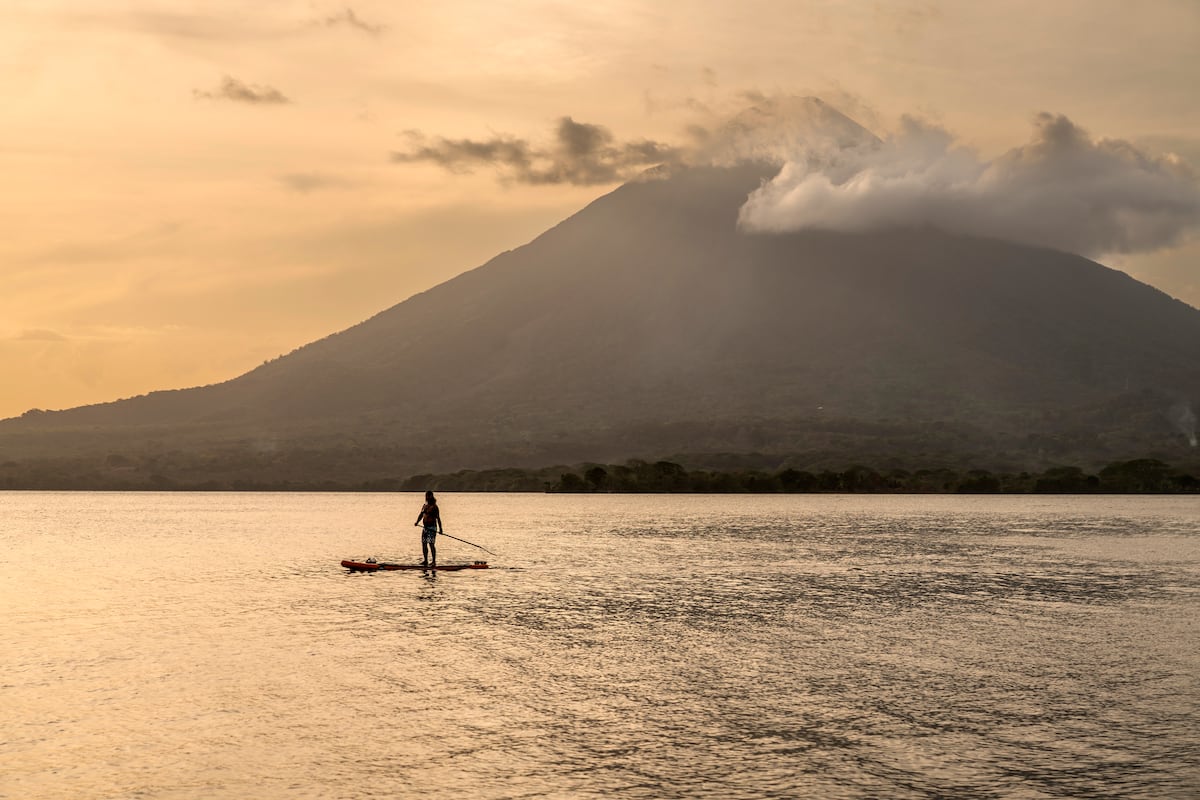 Así es Ometepe, la isla de los volcanes gemelos que emergen de un lago en Nicaragua | El Viajero