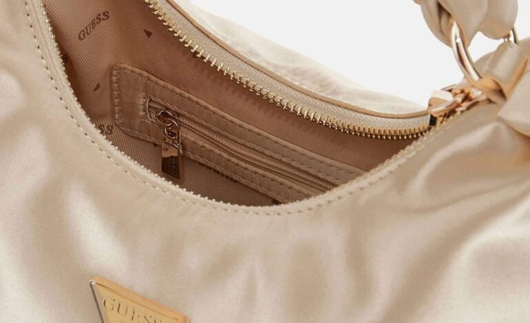 Este bolso de satén parece sencillo, pero es la compra más inteligente para triunfar en bodas, bautizos y comuniones