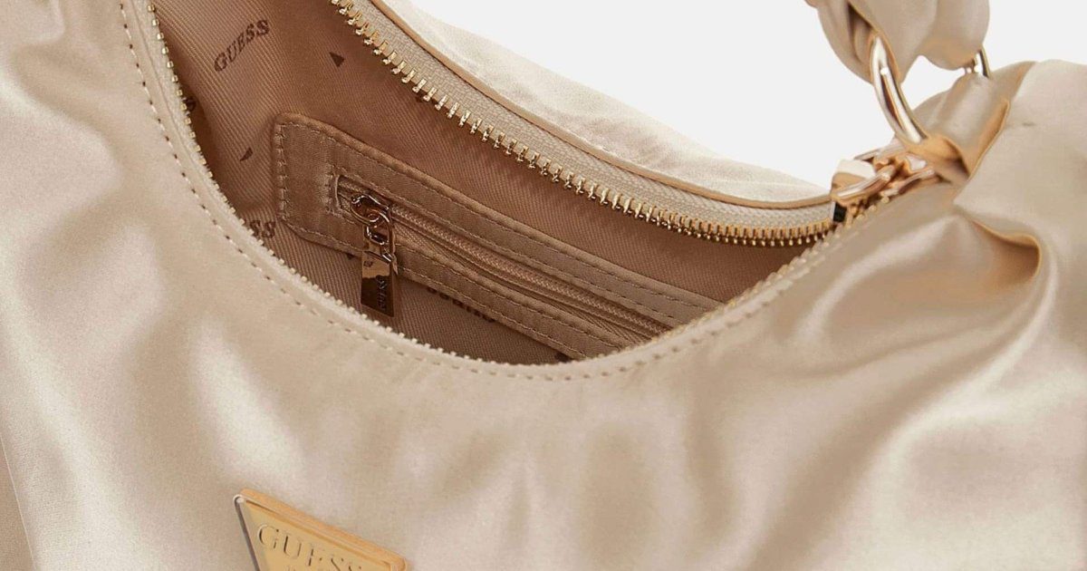 Este bolso de satén parece sencillo, pero es la compra más inteligente para triunfar en bodas, bautizos y comuniones