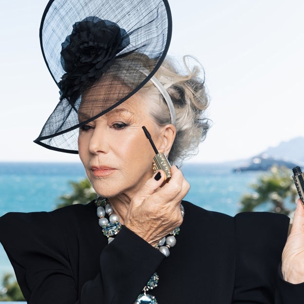 Helen Mirren aplica el rímel.