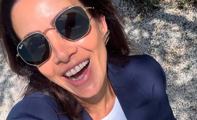 Virginia Troconis deslumbra con el calzado dorado que puedes llevar todo el día sin dolor