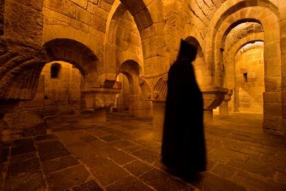 En el monasterio de Leyre, con más de mil años de historia, los monjes prestan las claves para acceder a la cripta (en la imagen). Un símbolo de hospitalidad.