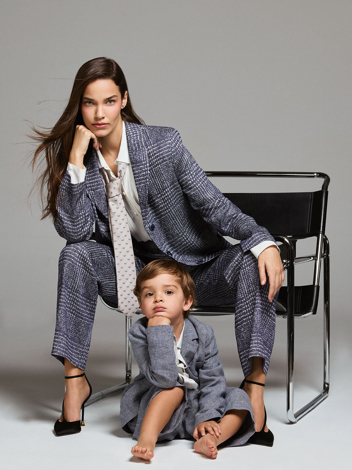 Combinación Sastre, camisa y corbata, de Emporio Armani (CPV); Zapatos de salón, de Giorgio Armani (CPV); Y color en espera del patio (€ 6.200), por Elsa Peretti para Tiffany & Co. Marco Takes the Bermuda, Shirt and American, por Emporio Armani (CPV).