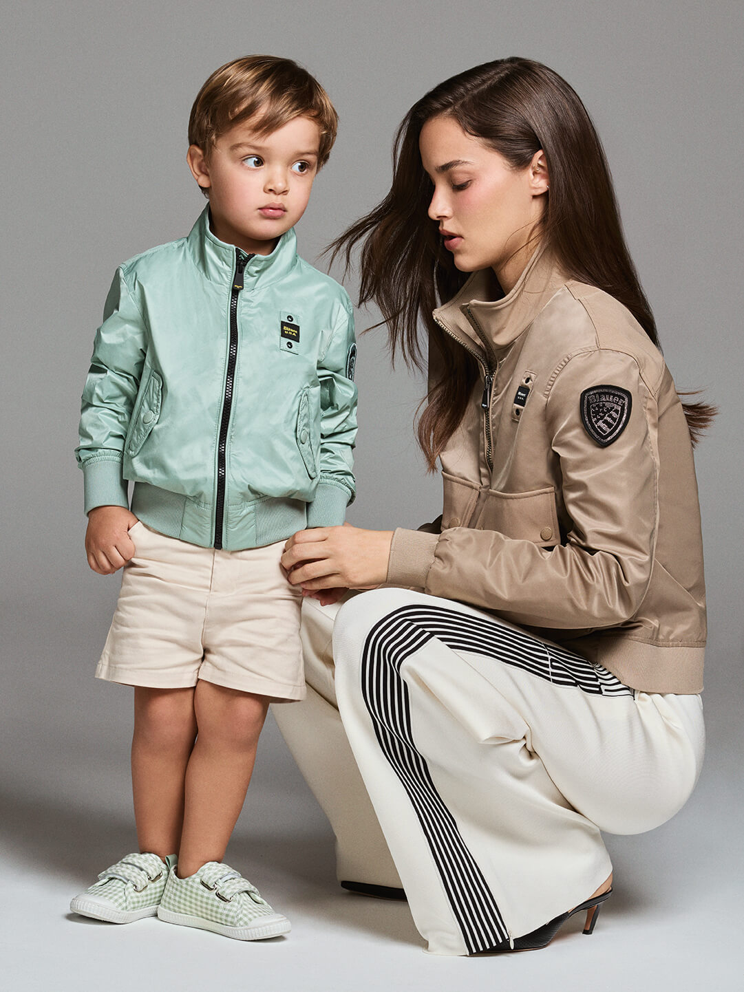 El modelo lleva pantalones (€ 2,900) y Black Muls (CPV), Dior y Jacket, Blauer (€ 295). Marco toma las Bermudas (35 €) y los deportes (€ 17.99), The Coconut and the Hunter (CPV), de Blauer.