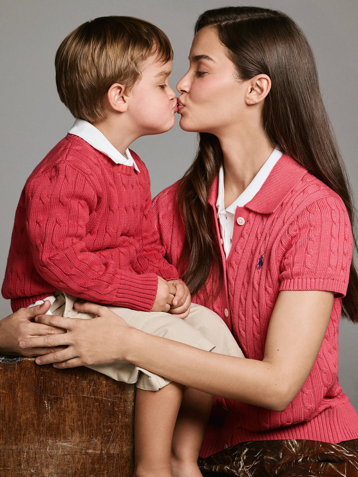 Gara lleva el polo y la camiseta Ochos, de Polo Ralph Lauren (CPV). Marco transporta el polo y la camiseta a la correspondencia, por el post Ralph Lauren (CPV) y las Bermudas, Zadig & Voltaire (CPV).