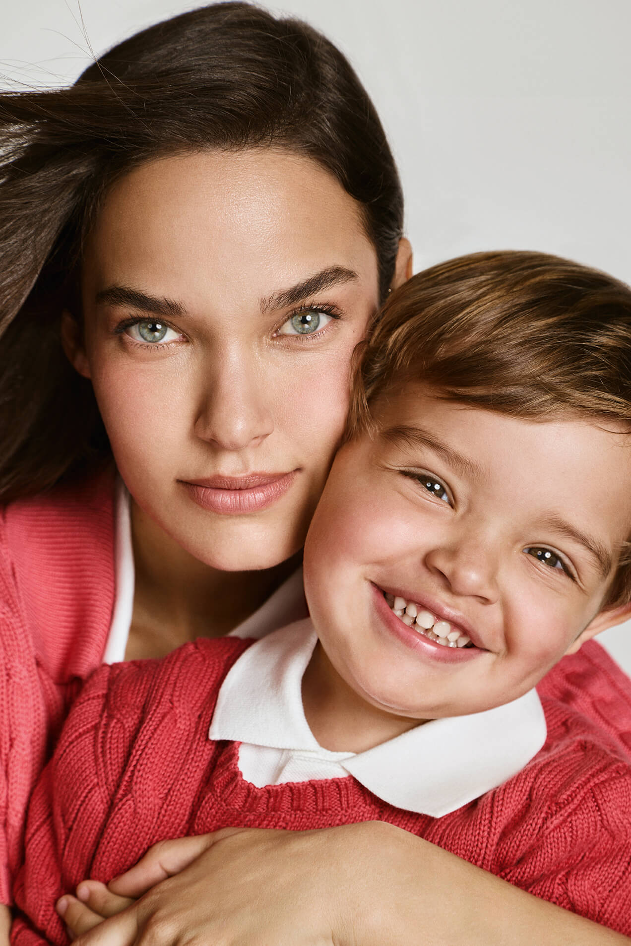 Gara lleva el polo y la camiseta Ochos, de Polo Ralph Lauren (CPV). Marco transporta el polo y la camiseta a la correspondencia, por el post Ralph Lauren (CPV) y las Bermudas, Zadig & Voltaire (CPV).