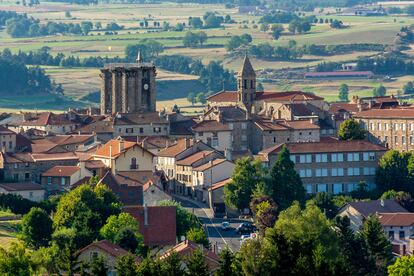 El pueblo de Saugues en la Via Podiensis (Francia).
