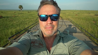 Paco Nadal est l'un des guides d'experts de El País Travel. Sur cette photo, c'est dans l'un des camions avec lesquels ils voyagent à travers l'Afrique.