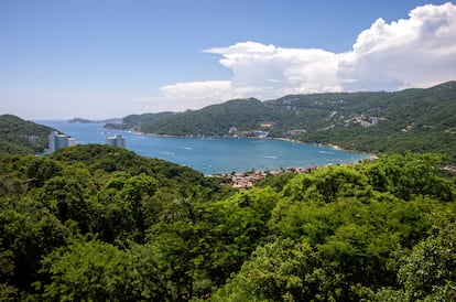 Puerto Bay marcada, al sureste de la Bahía de Acapulco.