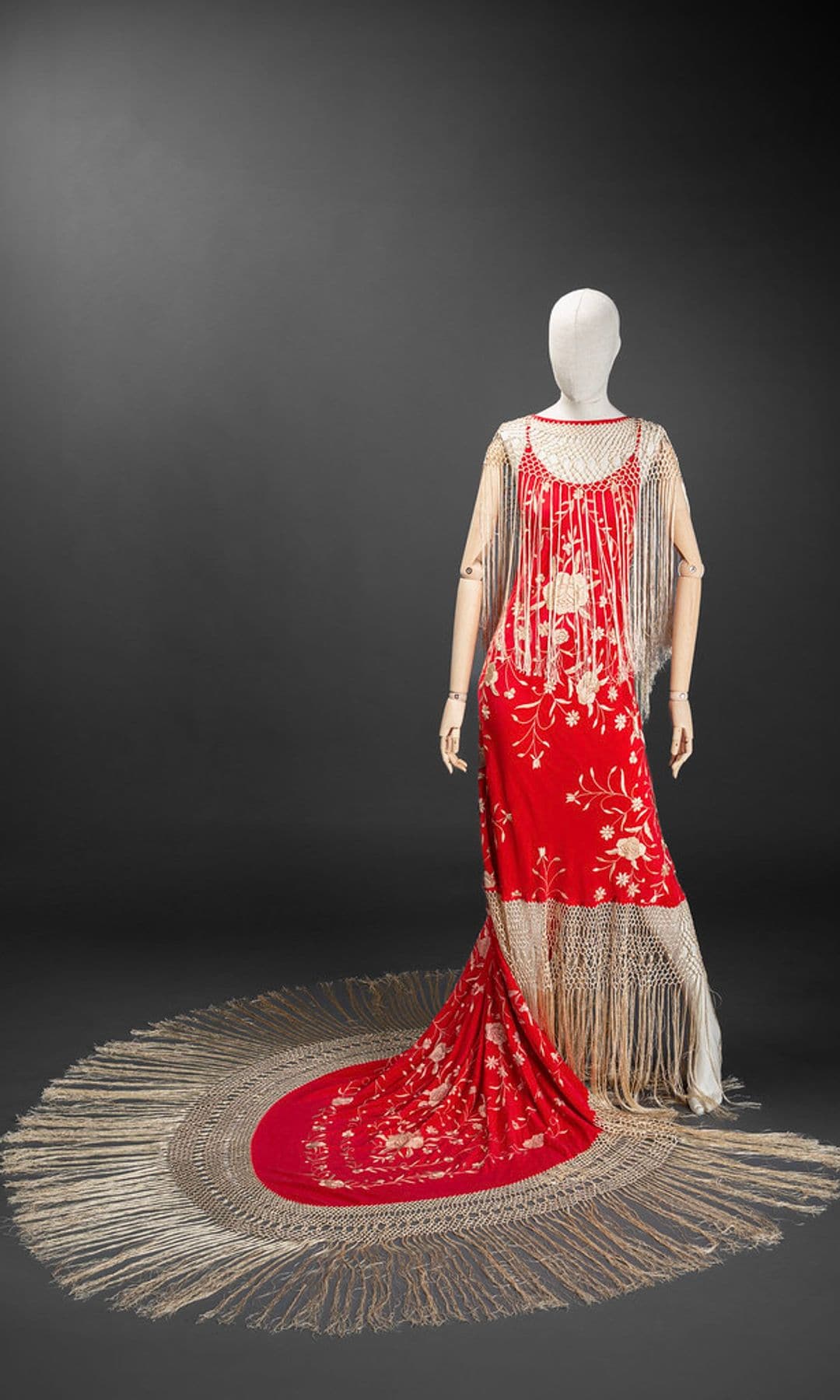 La exposición de trajes regionales en Madrid sigue al museo. Raíces