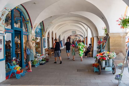 Tiendas bajo los carcos de Smetana Square, en Litomyšl (República Checa).