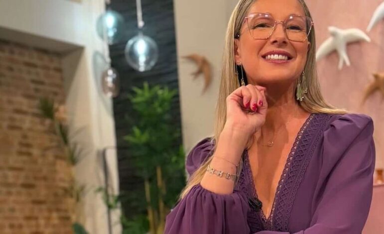Anne Igartiburu tiene el esmalte ideal para combinar con sandalias doradas
