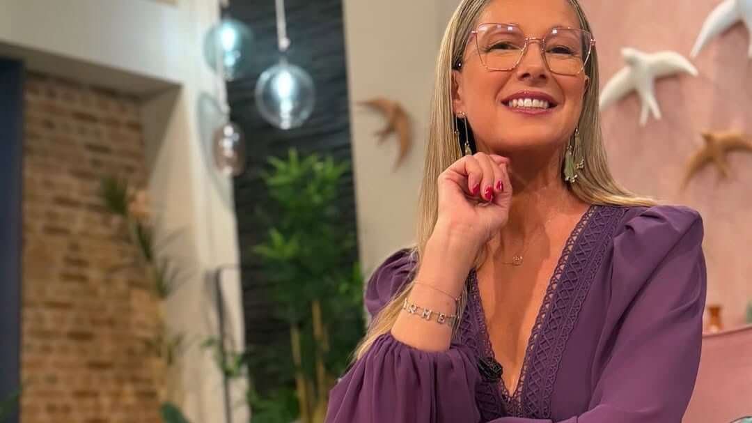 Anne Igartiburu tiene el esmalte ideal para combinar con sandalias doradas