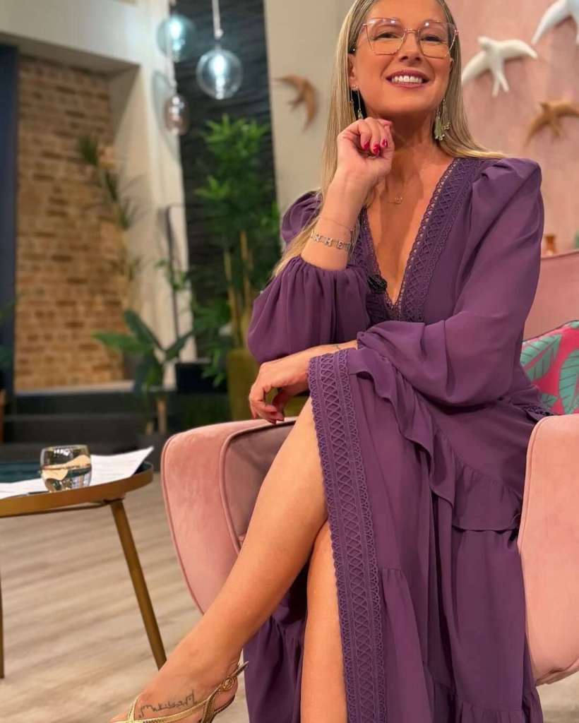 Anne Igartiburu con sandalias doradas con uñas rojas